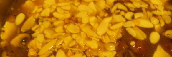 грибной суп-пюре с сыром бри и миндалем