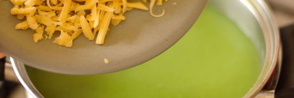 суп-пюре из брокколи с картофелем и сыром