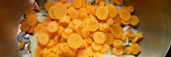 суп-пюре из чечевицы с курицей и маковыми палочками