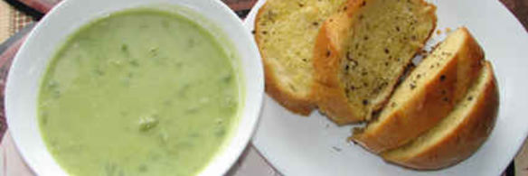 суп-пюре из зеленого горошка и ароматный хлеб с травами