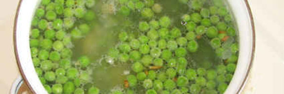 суп-пюре из зеленого горошка и ароматный хлеб с травами