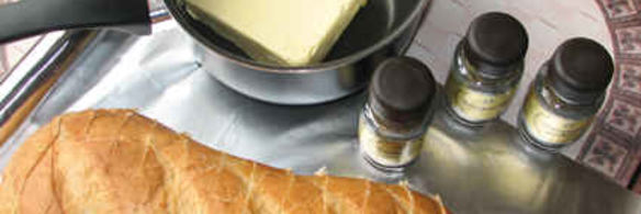 суп-пюре из зеленого горошка и ароматный хлеб с травами