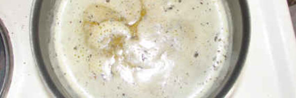 суп-пюре из зеленого горошка и ароматный хлеб с травами