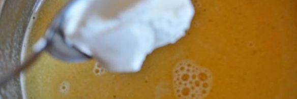 суп-пюре с красной рыбой, картофелем и укропом