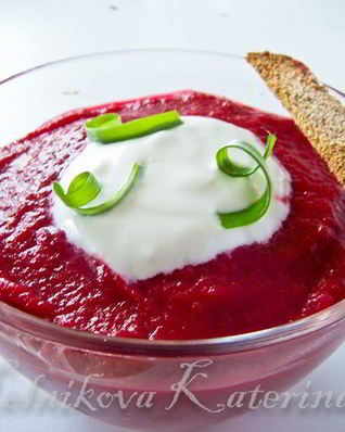 Свекольный суп-пюре со сметаной и крутонами