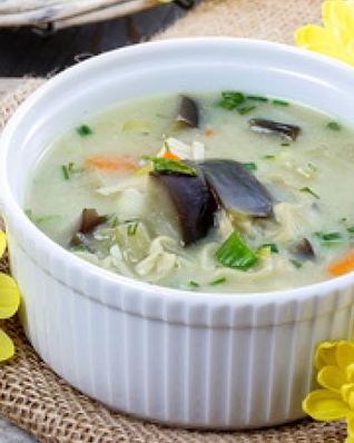 Суп с курицей и кокосовым соусом