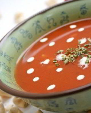 Томатный суп с рисом и зеленью