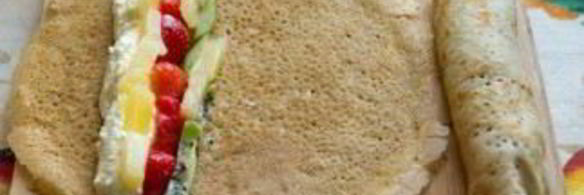 блинчики с фруктами и мороженым