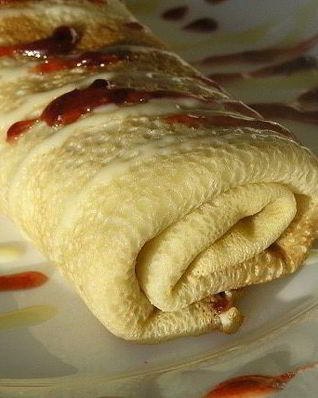 Блинчики с маскарпоне, малиной и белым шоколадом