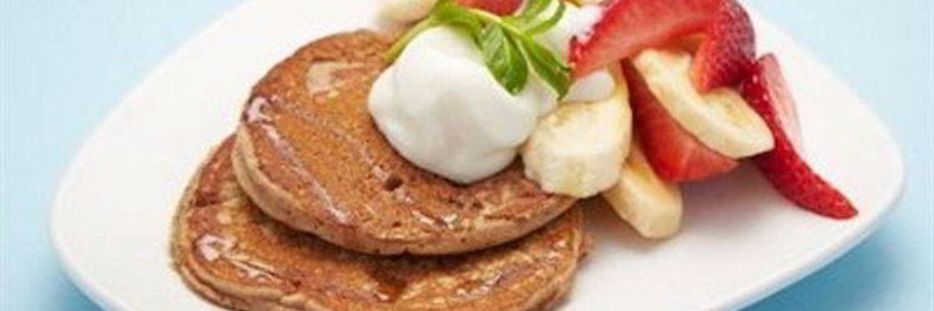 Блины из спельтовой муки со свежими фруктами и натуральным йогуртом