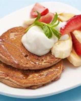 Блины из спельтовой муки со свежими фруктами и натуральным йогуртом