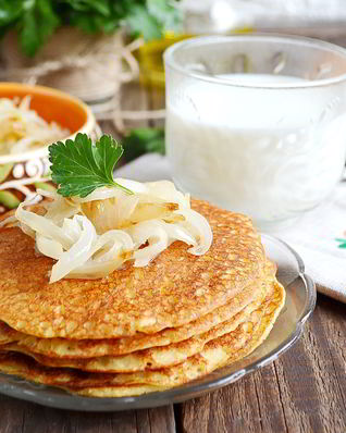 Гороховые блины с луком