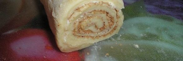 булочки cinnabon с корицей и сладкой глазурью