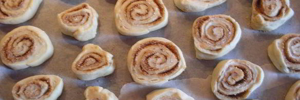 булочки cinnabon с корицей и сладкой глазурью