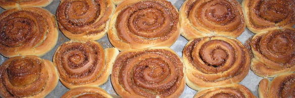 булочки cinnabon с корицей и сладкой глазурью