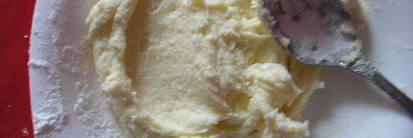 булочки cinnabon с корицей и сладкой глазурью