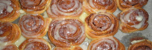 булочки cinnabon с корицей и сладкой глазурью