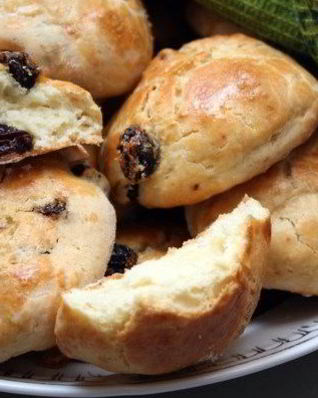 Булочки с изюмом