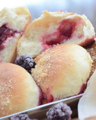 Булочки с вишней