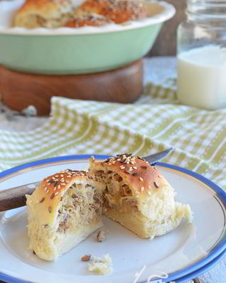 Дрожжевые булочки с квашеной капустой и мясом