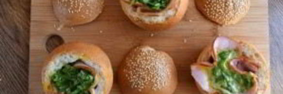 горячие булочки с яйцом и сыром