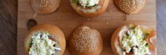 горячие булочки с яйцом и сыром