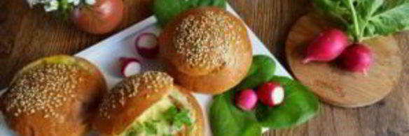 горячие булочки с яйцом и сыром