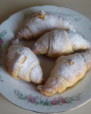 Круассаны с финиками и медом