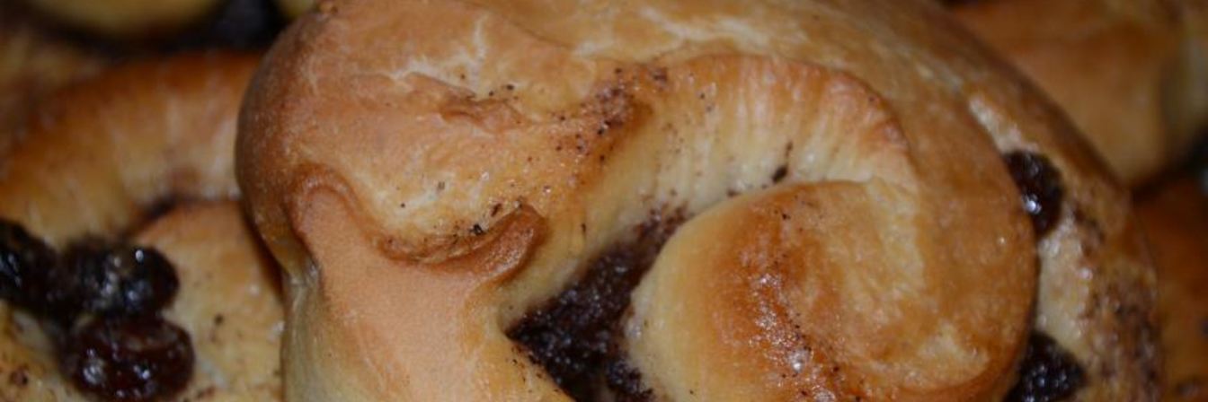 Плюшки с корицей и изюмом