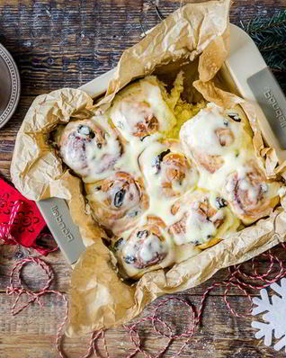 Сдобные булочки с ромовым изюмом и сливочным сыром