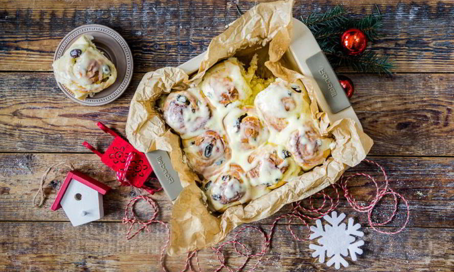 Рецепт сдобных булочек с ромовым изюмом и сливочным сыром