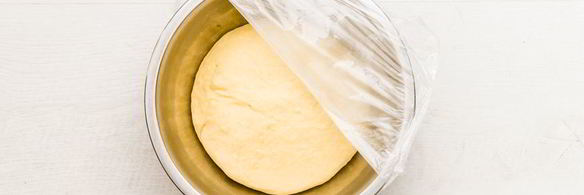 сдобные булочки с ромовым изюмом и сливочным сыром