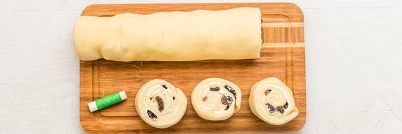 сдобные булочки с ромовым изюмом и сливочным сыром