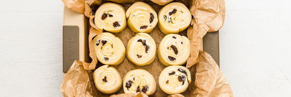 сдобные булочки с ромовым изюмом и сливочным сыром