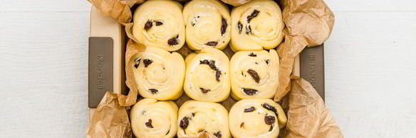 сдобные булочки с ромовым изюмом и сливочным сыром