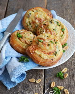 Слоеные булочки с квашеной капустой и голубым сыром