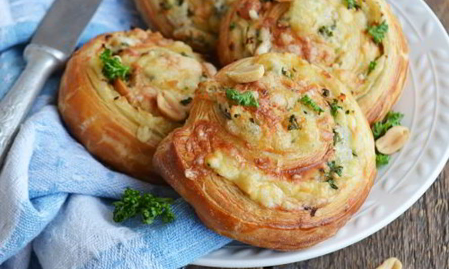 Рецепт слоеных булочек с квашеной капустой и голубым сыром