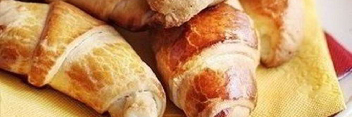 Слоеные круассаны с сыром и ветчиной