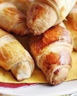 Слоеные круассаны с сыром и ветчиной