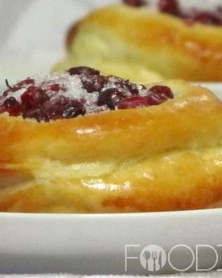 Ватрушки с брусникой