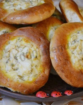 Ватрушки с копченым сыром и укропом из дрожжевого теста