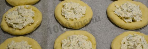 ватрушки с копченым сыром и укропом из дрожжевого теста