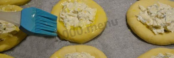 ватрушки с копченым сыром и укропом из дрожжевого теста