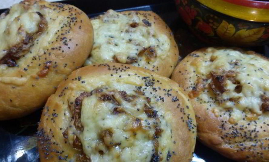 Рецепт ватрушек с луково-сырной начинкой