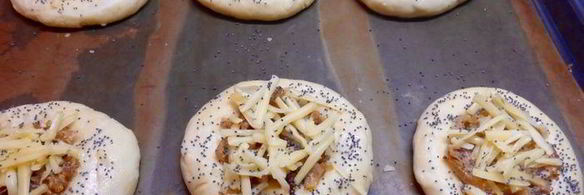 ватрушки с луково-сырной начинкой