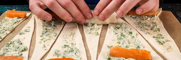 закусочные мини-круассаны с красной рыбой