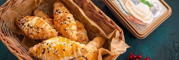 закусочные мини-круассаны с красной рыбой