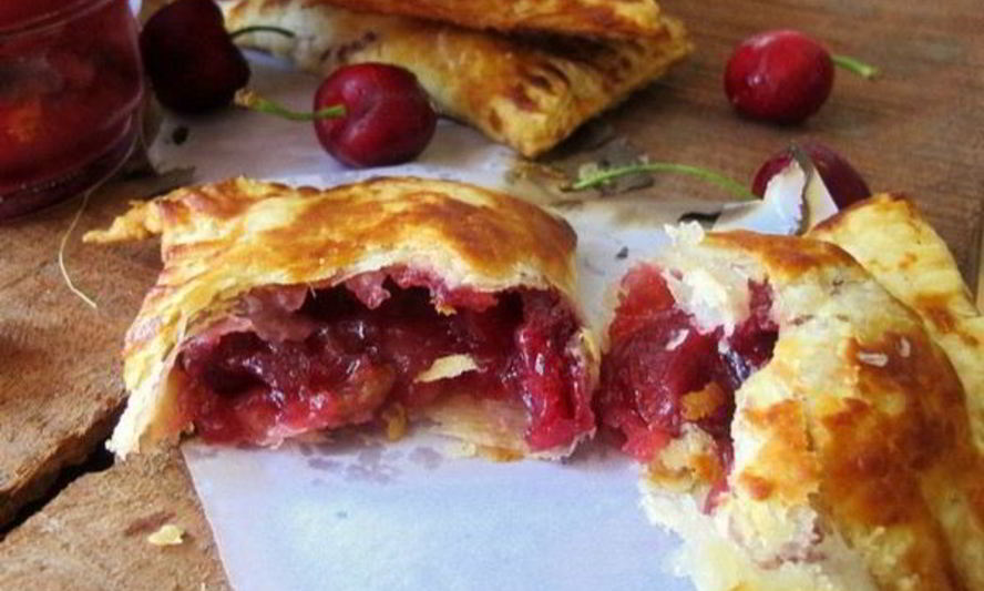 Рецепт быстрых слоек с вишневой начинкой