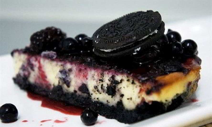 Рецепт чизкейка из шоколадного печенья с ягодным соусом