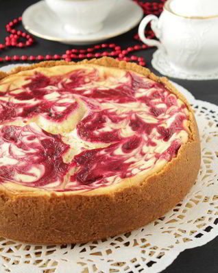 Чизкейк с маскарпоне и брусничным соусом